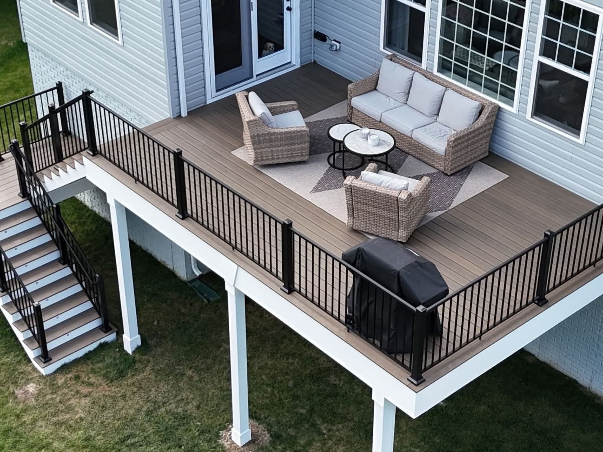 custom-deck-railing-close-up-lancaster